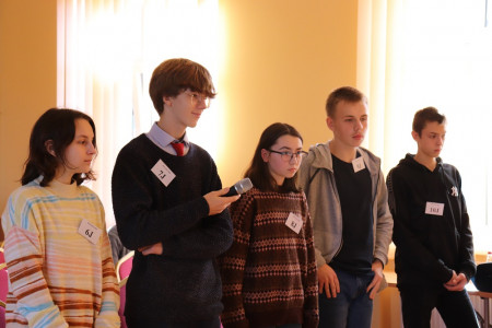 9.-10. klašu skolēni burto vārdus