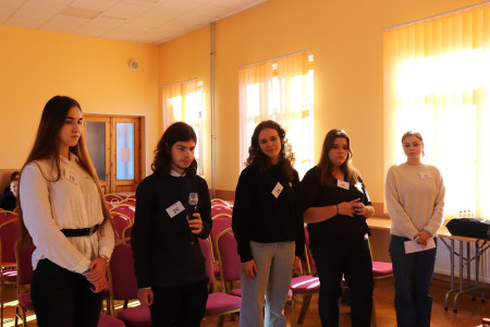 Pirmie dalībnieki no 11.-12.klašu grupas burto vārdus