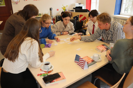 Jaunieši izveido notikumu laika līniju