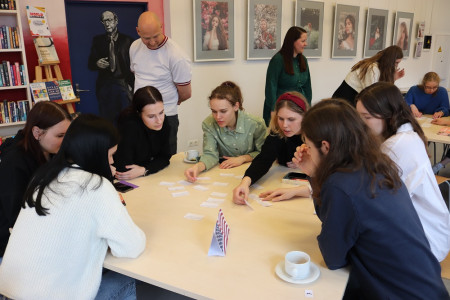 Jaunieši veido notikumu laika līniju