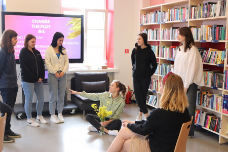 Jaunieši izspēlē situāciju, kad galveno varoni vienu pašu atstāj ģimene