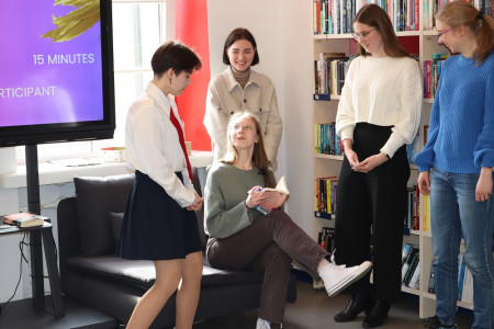 Jaunieši izspēlē situāciju, kad galvenā varone gaidīja atgriežamies mājās savu mīlestību