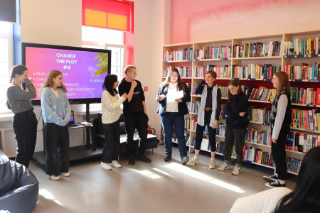 Jaunieši izspēlē situāciju, kad galvenā varone kļūst par rakstnieci